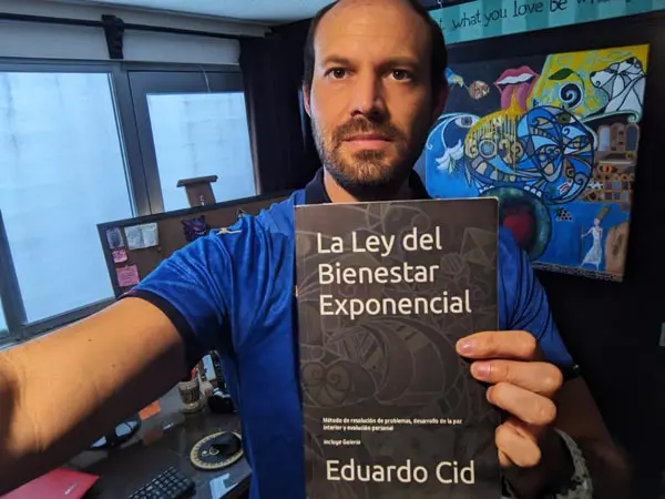 Profesor Eduardo Cid y su libro publicado
