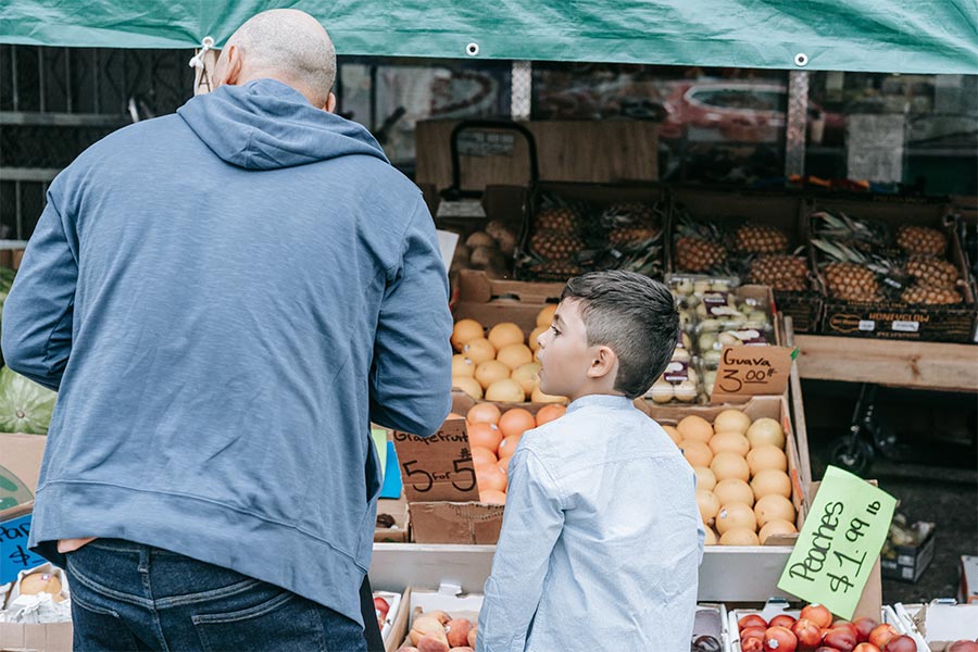 Familias-van-a-comprar-huevos-al-mercado