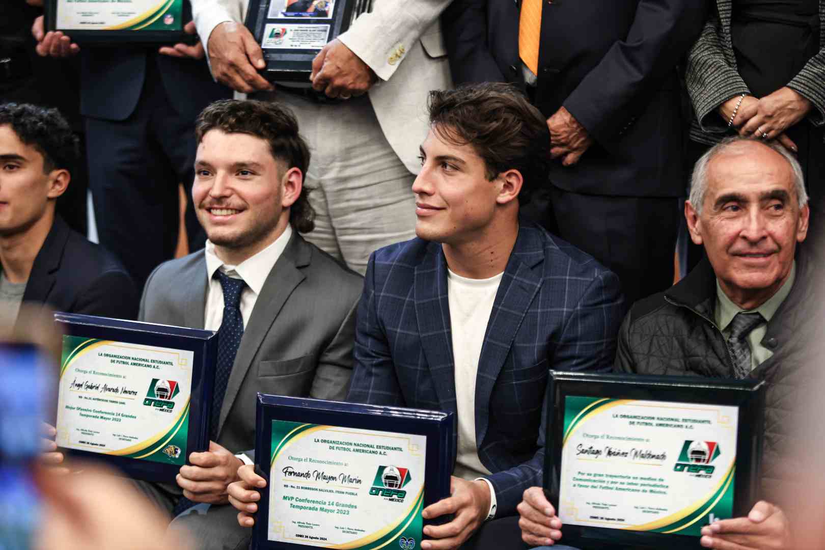 Fer Mayen recibe premio a MVP en la ONEFA