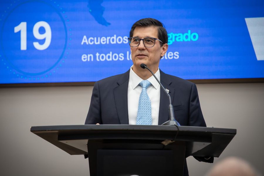 Firma de convenio entre representantes del Tecnol&oacute;gico de Monterrey y CAF - Banco de Desarrollo de Am&eacute;rica Latina y el Caribe durante un encuentro enfocado en colaboraci&oacute;n regional, innovaci&oacute;n y desarrollo sostenible.