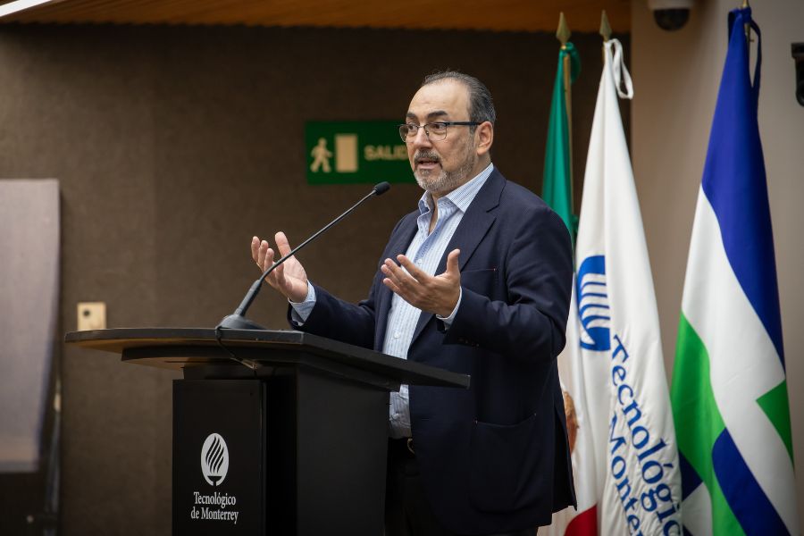 Firma de convenio entre representantes del Tecnol&oacute;gico de Monterrey y CAF - Banco de Desarrollo de Am&eacute;rica Latina y el Caribe durante un encuentro enfocado en colaboraci&oacute;n regional, innovaci&oacute;n y desarrollo sostenible.