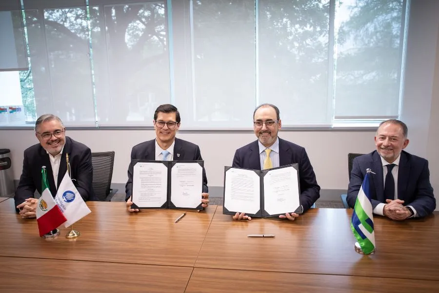 Firma de convenio entre representantes del Tecnol&oacute;gico de Monterrey y CAF - Banco de Desarrollo de Am&eacute;rica Latina y el Caribe durante un encuentro enfocado en colaboraci&oacute;n regional, innovaci&oacute;n y desarrollo sostenible.