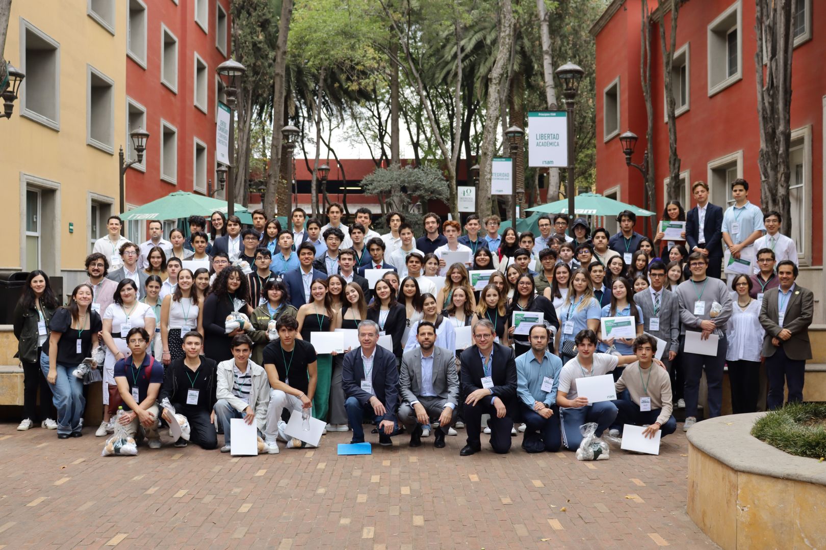 Foto grupal de los participantes de la Olimpiada de Economía 2024