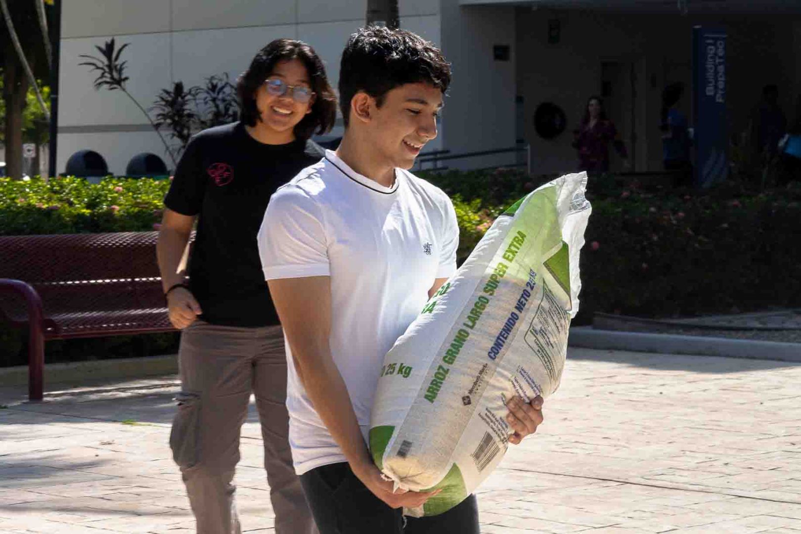 Alumno PrepaTec Cargando Costal de Arroz para Donación