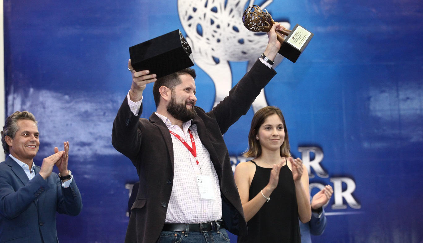 José Carlos Vázquez Parra (der.) celebra tras recibir su reconocimiento como Profesor Inspirador.