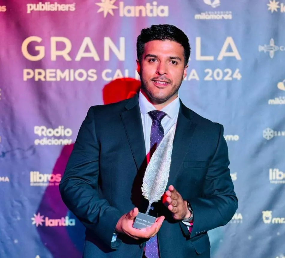 Foto medio cuerpo de Juan Ángel en la Gran Gala de los Premios Caligrama 2024