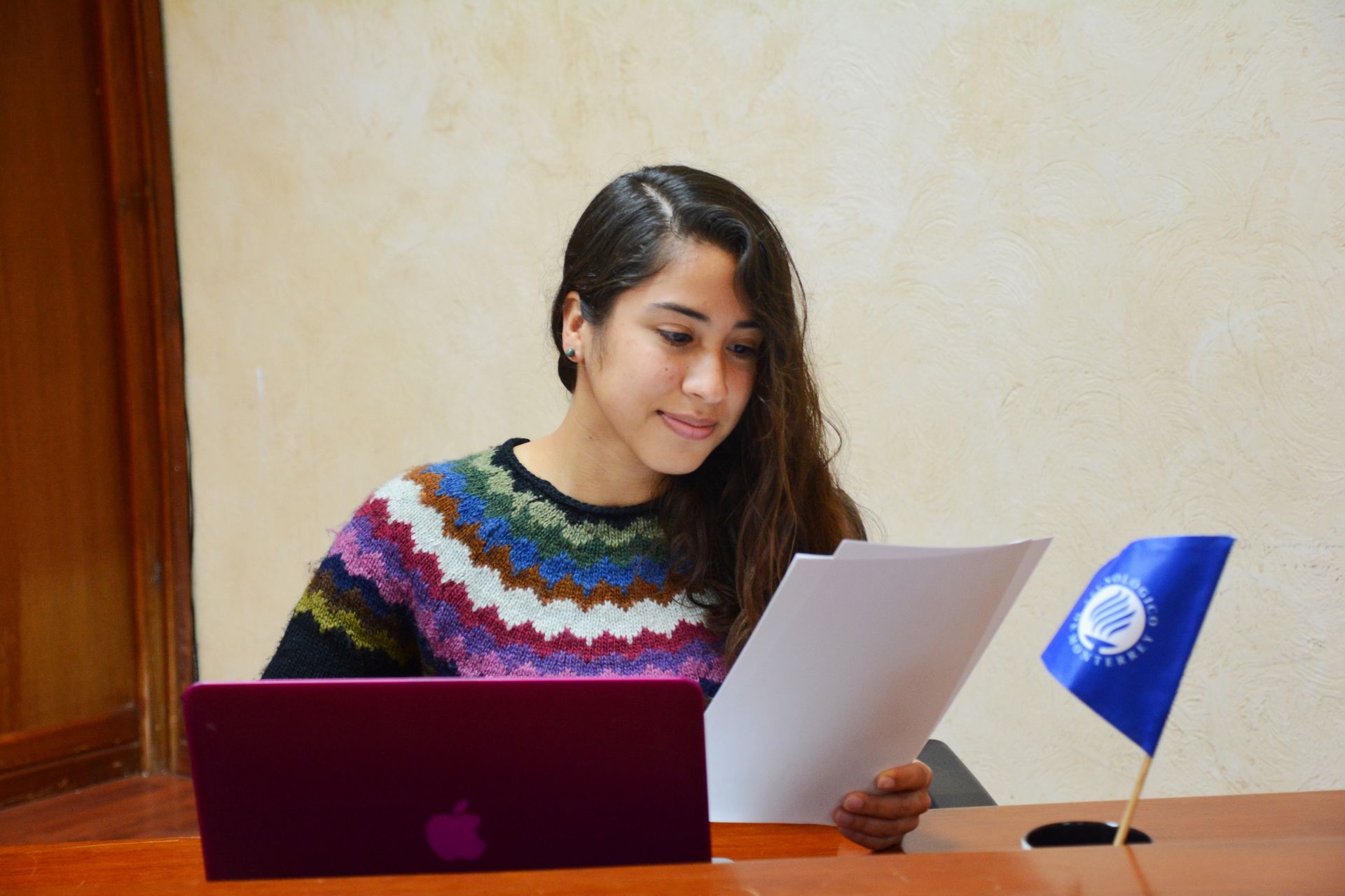 Mujer leyendo un documento impreso