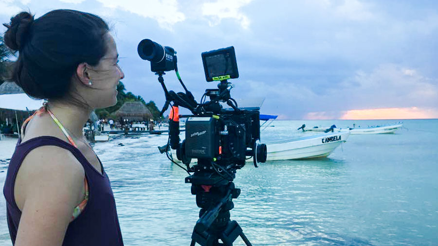 Gabriela grabando en una playa