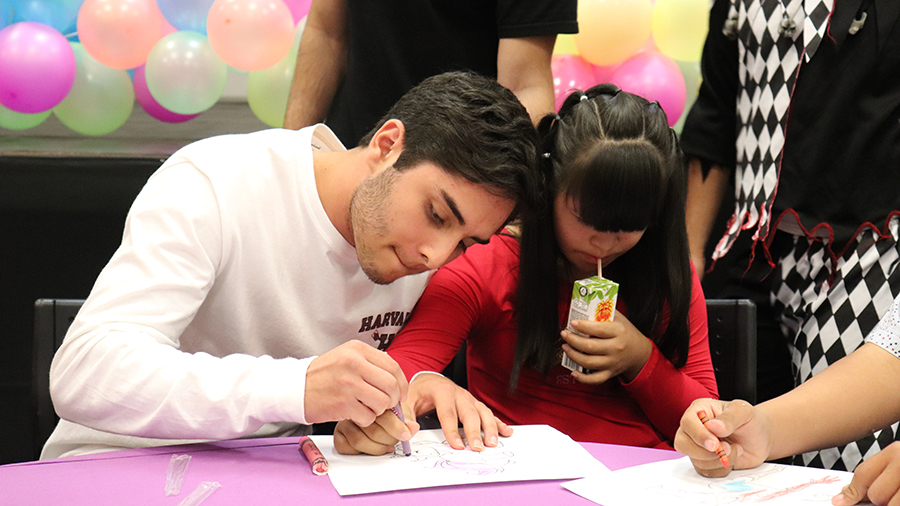 alumno coloreando con niños