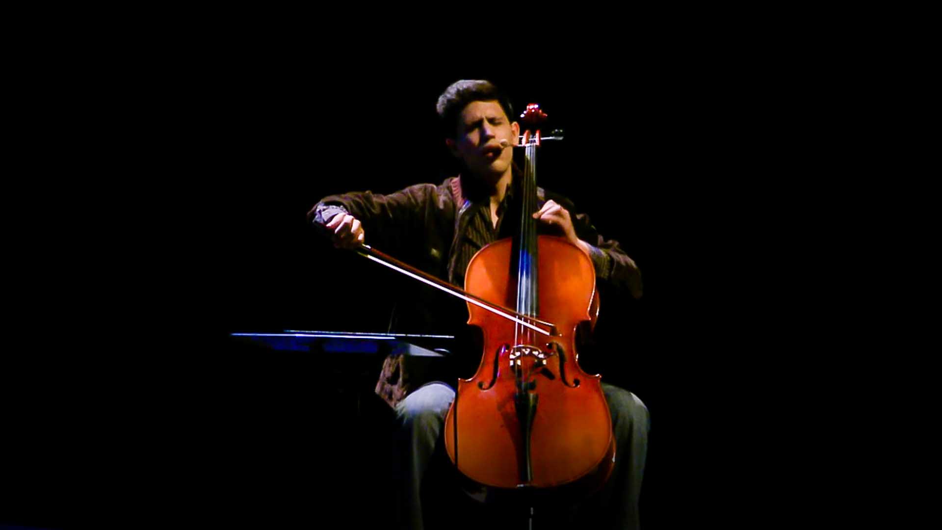 Gerardo Alvarado tocando el violencello