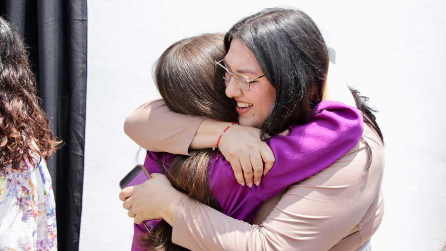 Alumnas en el emotivo momento de la innauguración