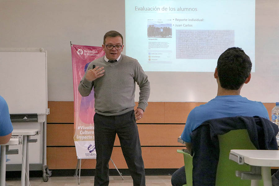 Heber Sandoval platica con los alumnos