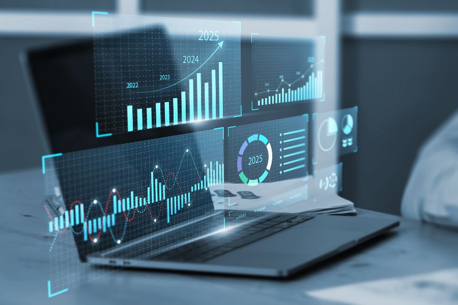 Herramientas de an&aacute;lisis de negocio con gr&aacute;ficos y gr&aacute;ficos con estad&iacute;sticas para analizar el potencial de negocio y pronosticar el futuro desarrollo del crecimiento de las empresas con Businessman utilizando una computadora port&aacute;til.