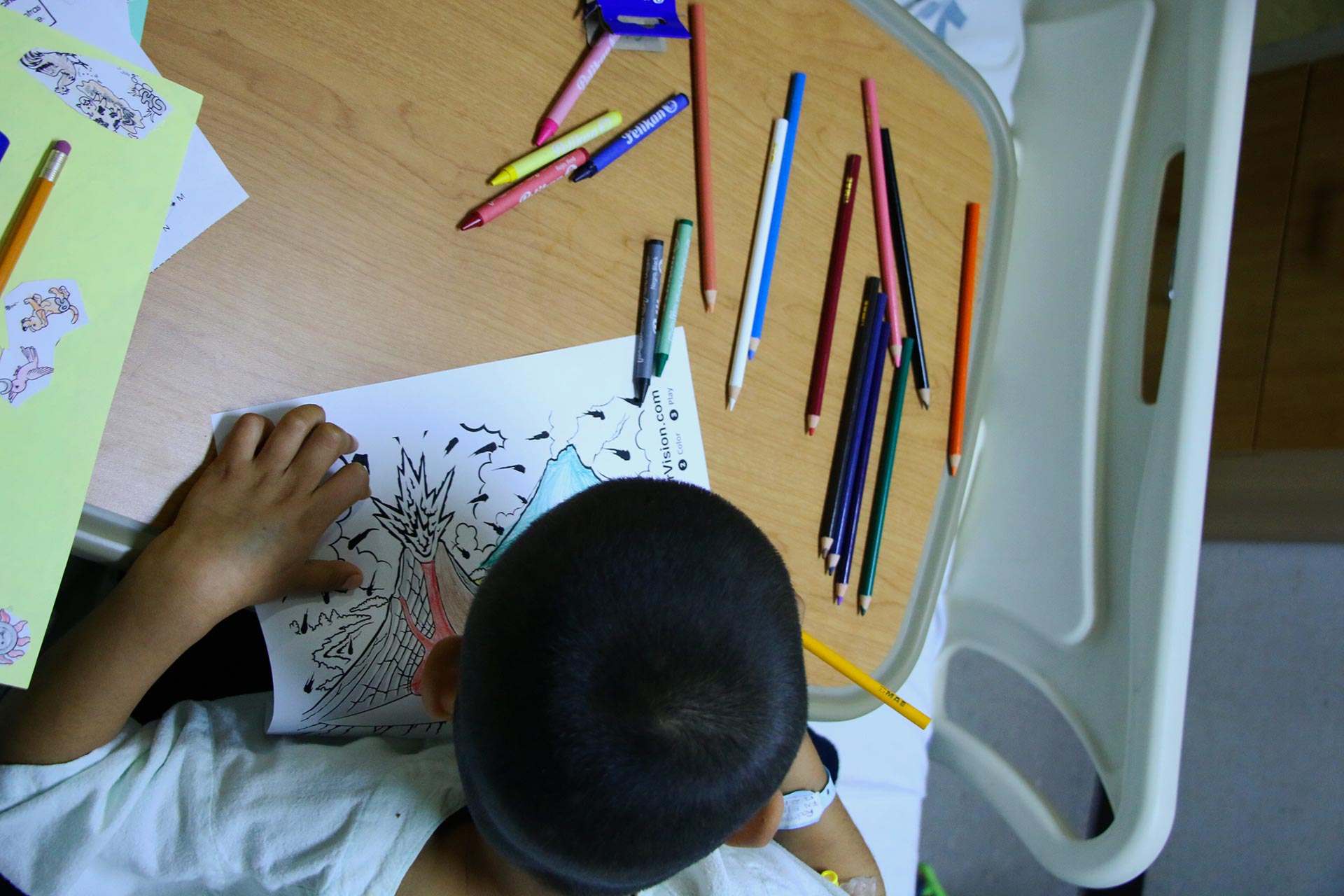 Niño realiza dibujo, que posteriormente se enfocará con la cámara del celular, y haciendo uso de la aplicación quiver, y mediante realidad aumentada, se le dará vida a su dibujo