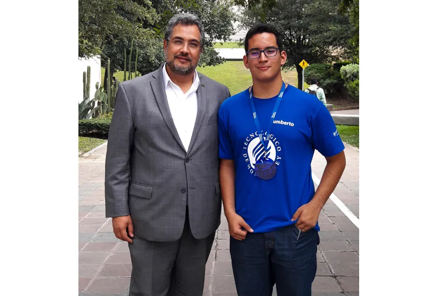 Humberto Uquillas y patrocinador