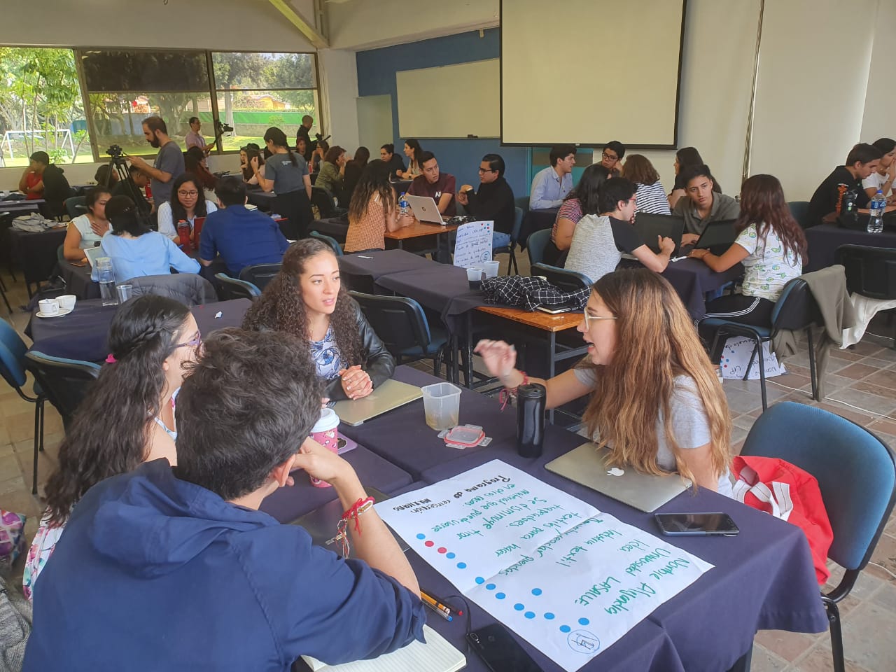 Alumnos trabajando su proyecto para el Boot Camp de emprendimiento social