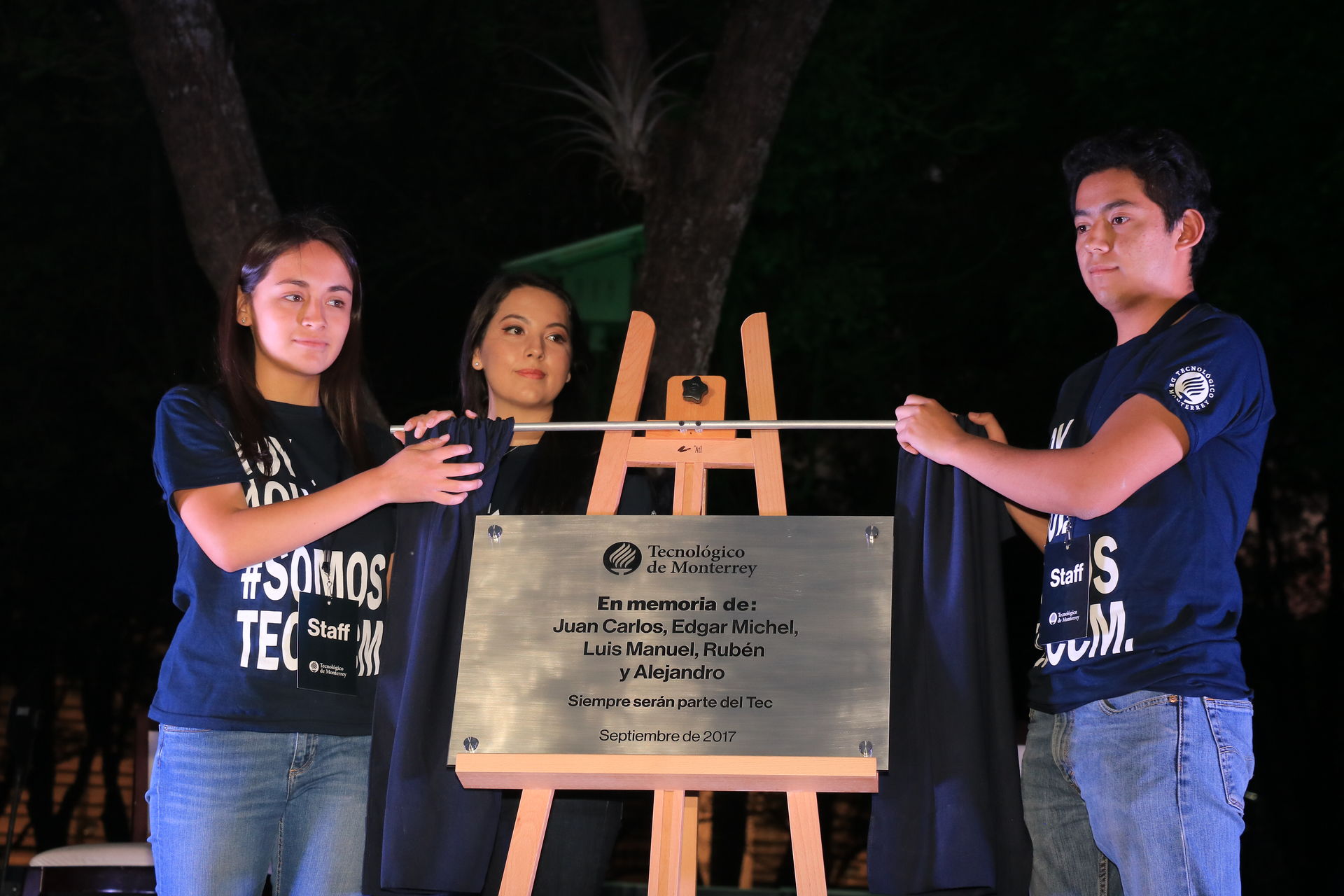 Alumnos develaron la placa de los alumnos fallecidos