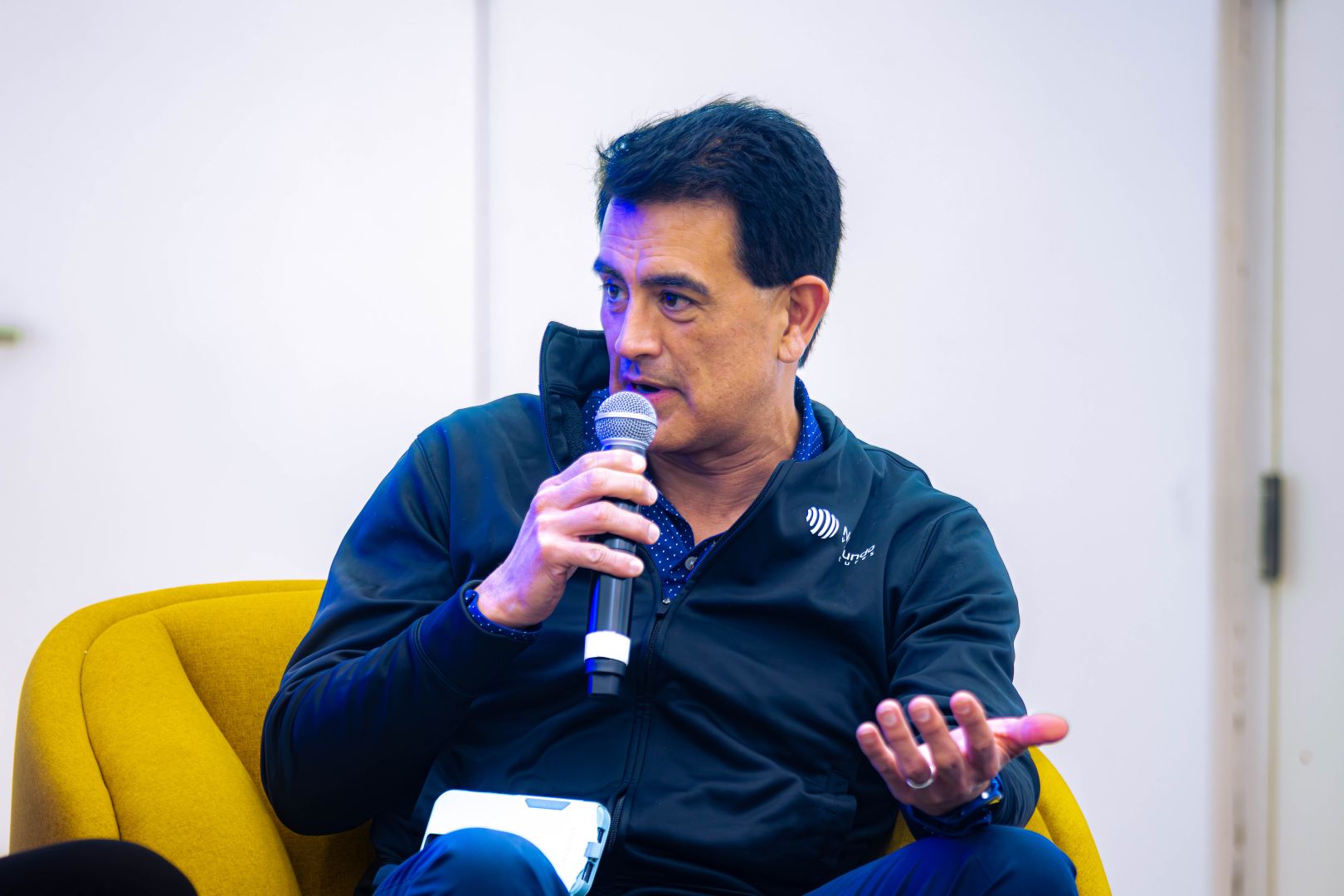 Iv&aacute;n Montoya sostiene un micr&oacute;fono mientras expone en una conferencia de incMTY 2026 sobre inversi&oacute;n y crecimiento de startups.