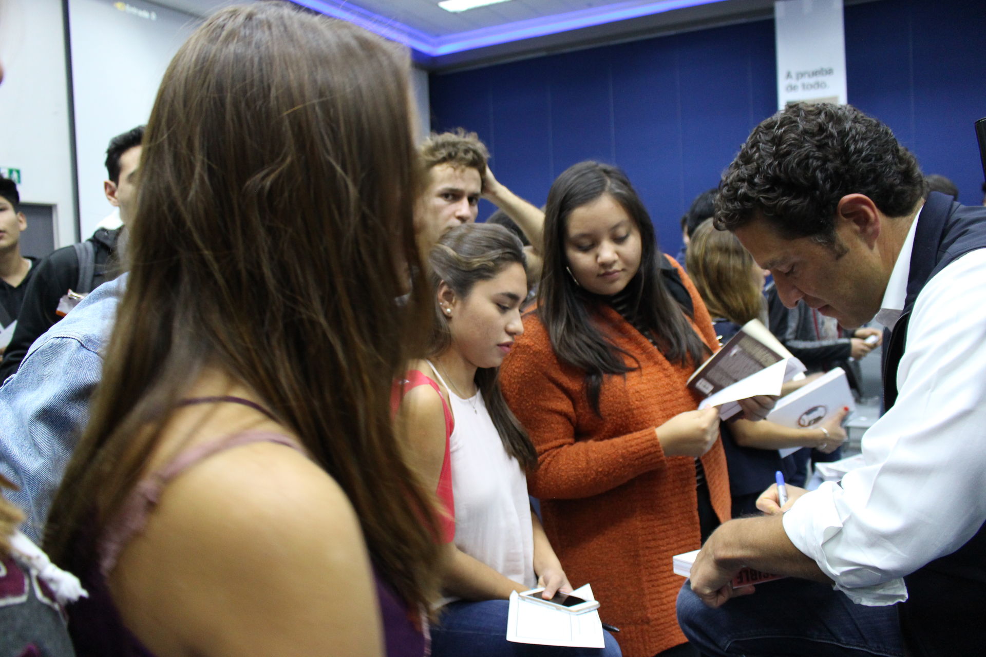 Los autores se tomaron un tiempo para firmar libros