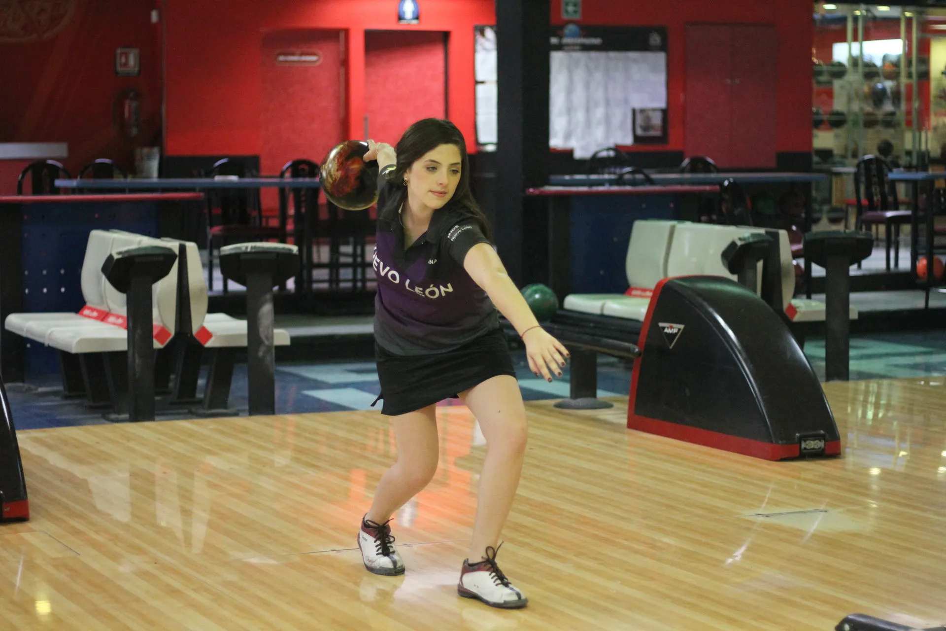 Iliana practicando boliche en Monterrey