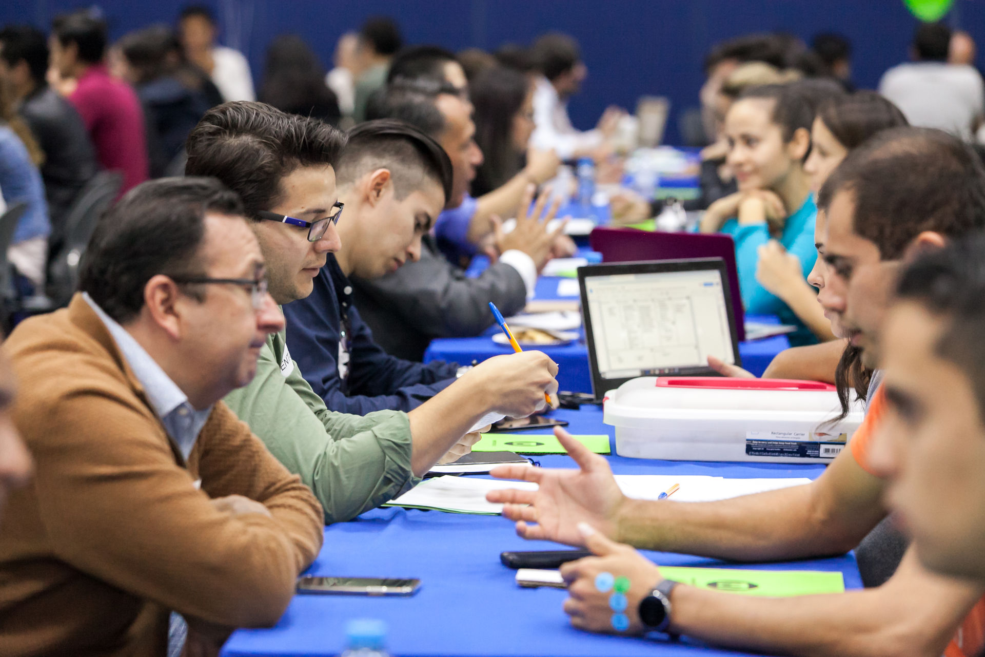 En este evento de EMPRENDIMIENTO celebrado en campus Querétaro, se generaron oportunidades de enlace del emprendedor con el ecosistema a través de 100 mentores, 10 mentores de Enlace+, 32 empresas asesoras, 340 emprendedores registrados de los estados de Querétaro, Irapuato, San Luis Potosí y Morelia; así como una serie de conferencias y talleres que le brindaron a todos los participantes con el objetivo de romper paradigmas y crear oportunidades de crecimiento tanto para los alumnos como para la comunidad en general.  Este año, las conferencias impartidas por expertos en la materia fueron: “De Blogger a empresaria” por Ximena Ugalde, “10 estrategias para emprender que funcionan” por Hugo Morán, “Economía azul” por Maddeline Gil, “La nueva economía para el emprendedor social” por Elsa Ontiveros, “The art of selling art” por  Bill Stidham, “La mujer y las ventas” por Emma García, “Redefiniendo el súper mercado” por Sébastien Dérieux, “5 verdades que no gustan a los emprendedores” por Kena Olivera, “La buena onda vende” por Bubu Romo, “Enamorando inversionistas” por Ján Rehák y Luis Fernando García y “La mente triunfadora” por Agus Rosa.  Con este conjunto de más de diez conferencias, se logró abordar el emprendedurismo y la innovación desde diferentes ángulos, dependiendo de las necesidades que el individuo o la empresa requiriera. Además, se contó con diferentes formatos de apoyo que incluyeron: mesas de mentorías y mesas de asesorías, por parte de expertos con un mínimo de 3 años de experiencia en empresas e industrias específicas; así como exposiciones de prototipos por parte de los empresarios innovadores y una hora de Demoday, en donde por medio de un formato de Pitch, los emprendedores mostraron sus productos a un grupo de expertos que les daban retroalimentación para mejorar tanto el discurso, como el producto como tal, de acuerdo a su experiencia.   Durante este día se dejó claro que existen diferentes tipos de formas en el ecosistema de emprendimiento: tecnológico, alto impacto, unicornio, personal, tempo