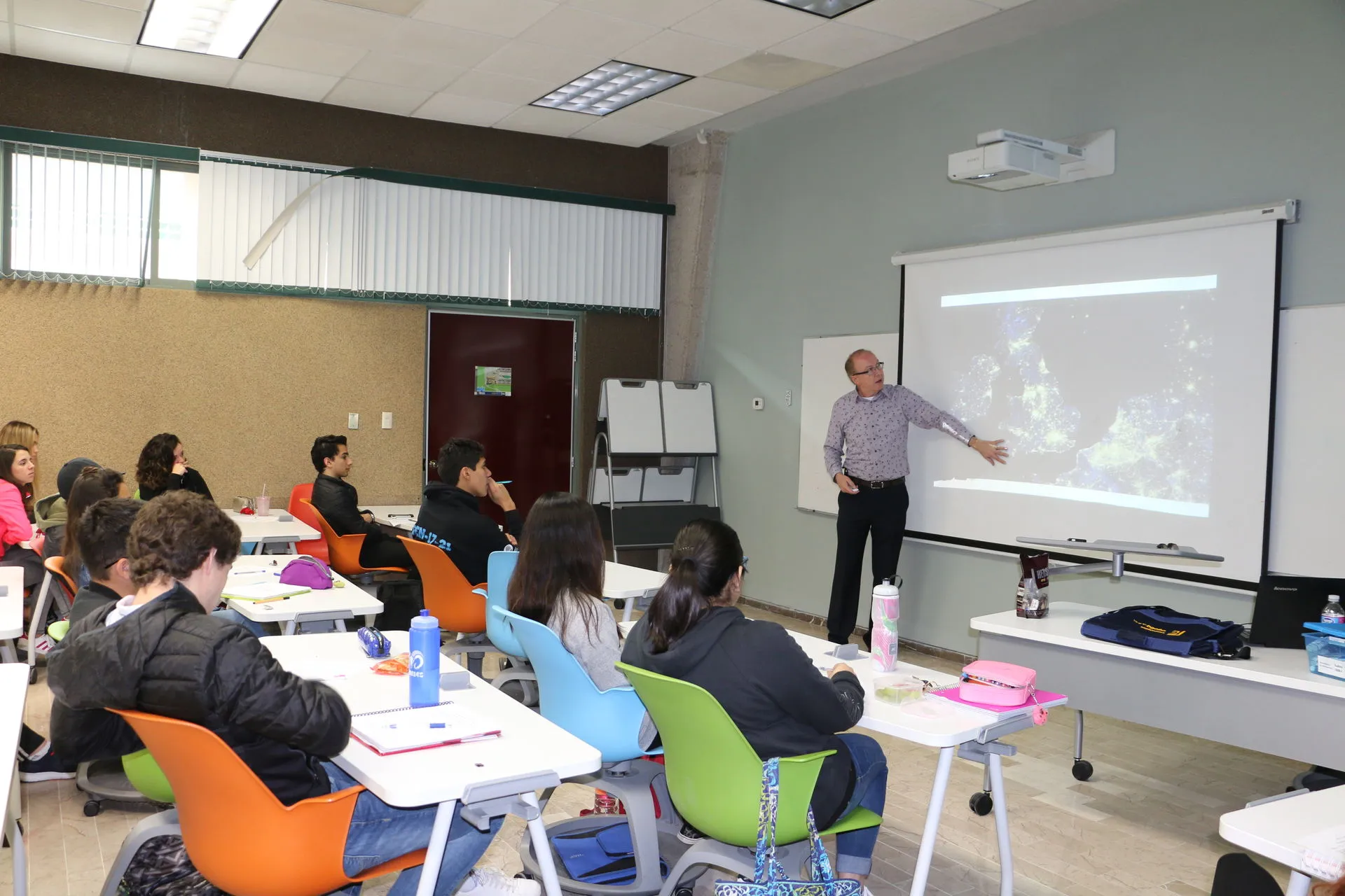 Momento de la plática de Michael Coates