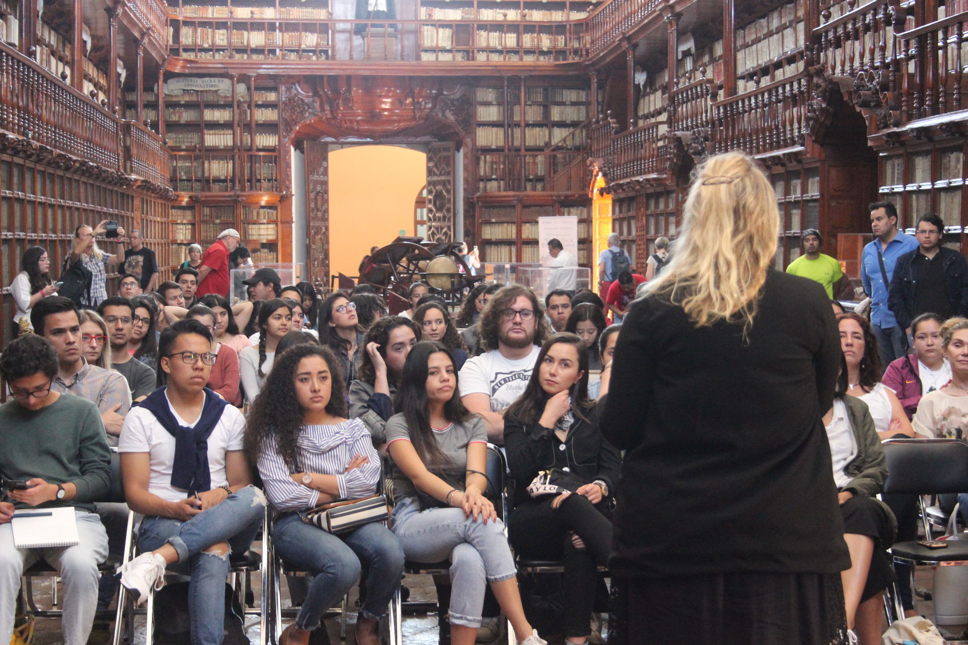 La Biblioteca Palafoxiana fue escenario perfecto para la ponencia.