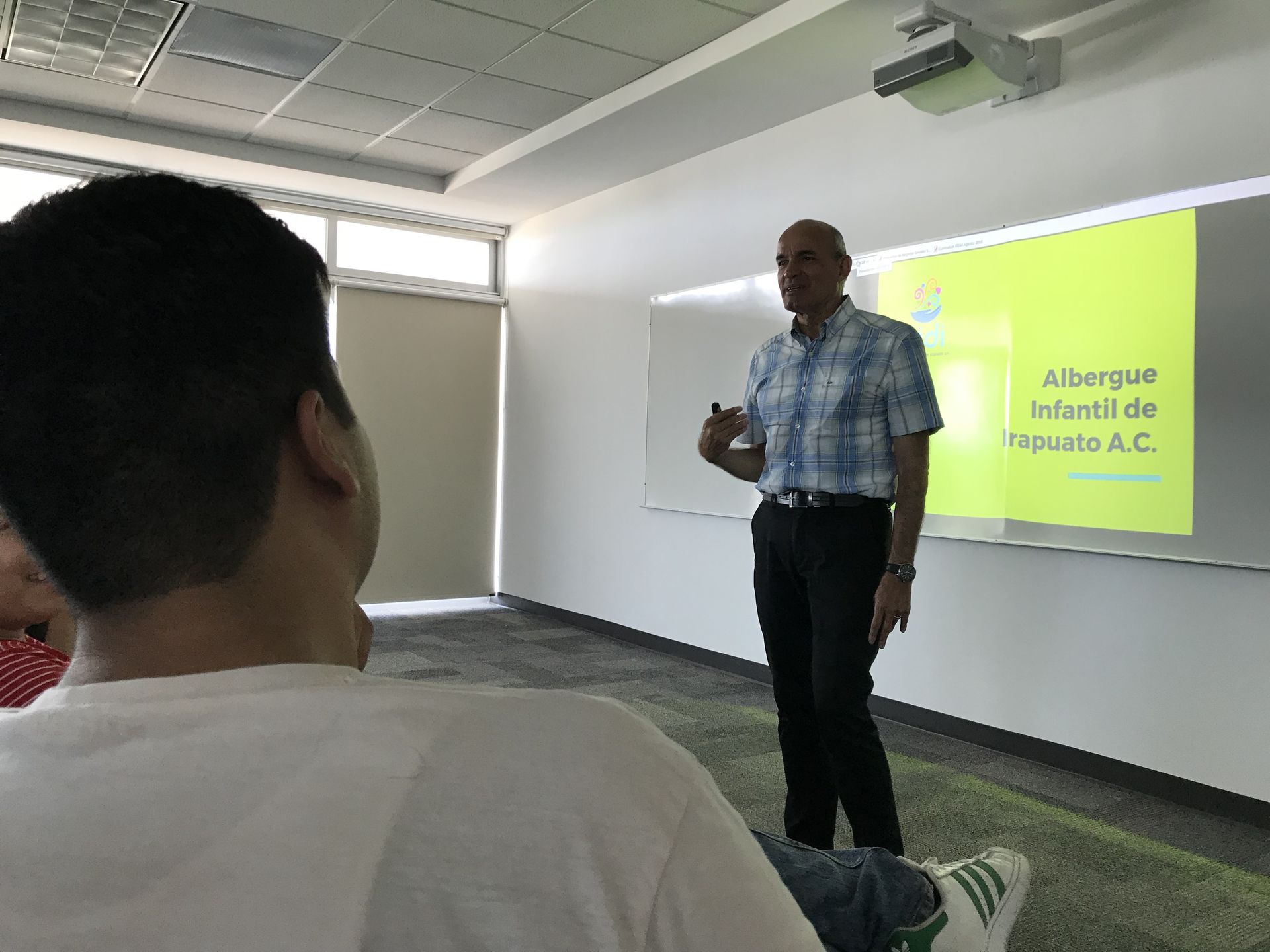 Roberto charlando con alumnos