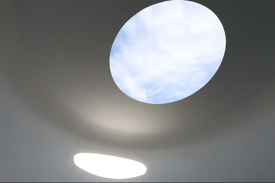 La obra Espíritu de Luz de James Turrell está ubicada en el Parque Central del Tec.