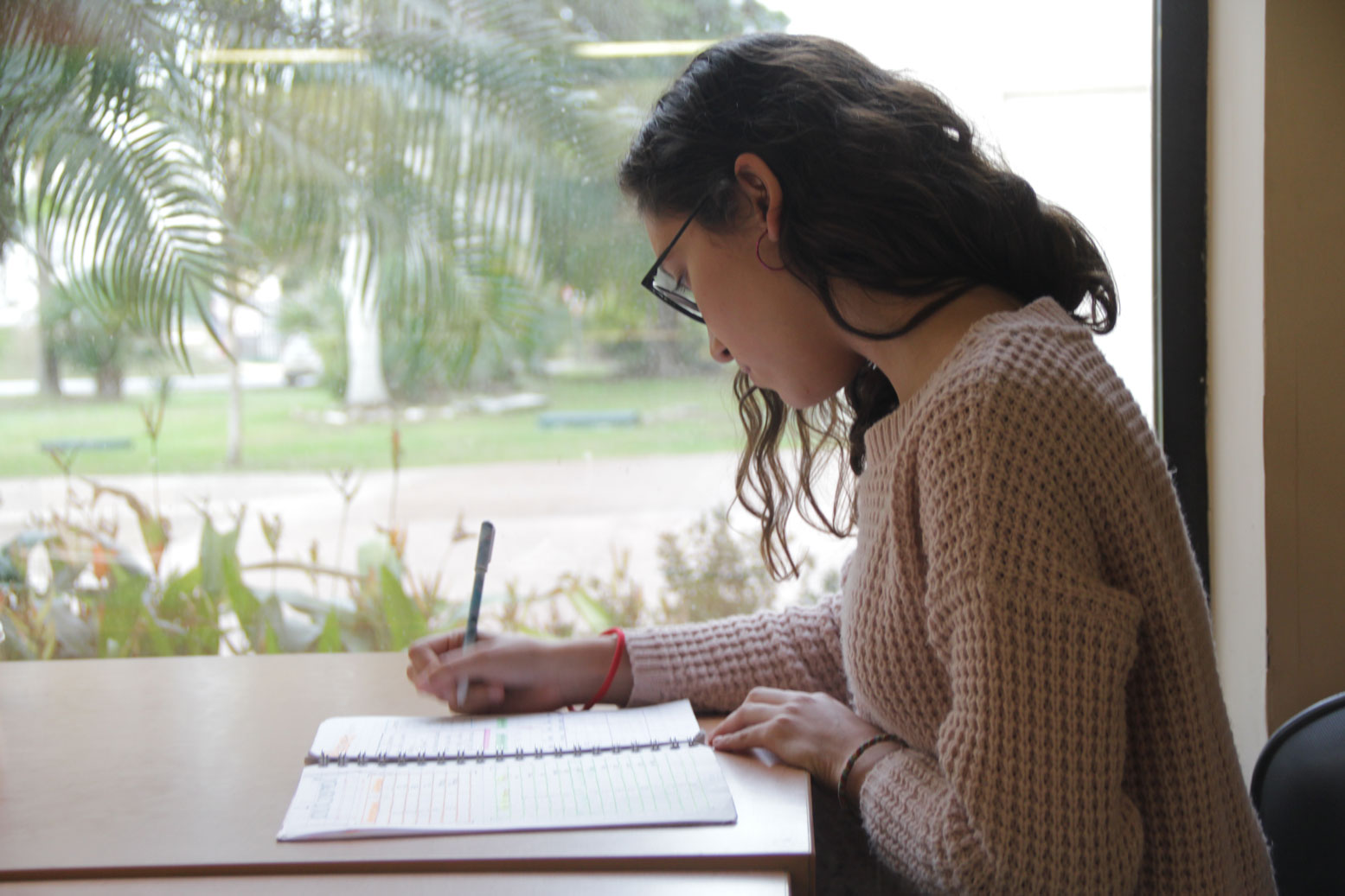 Alumna escribiendo