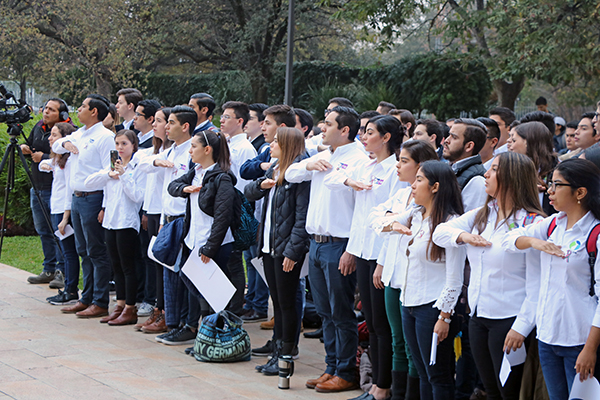 Alumnos rinden honores a la Bandera