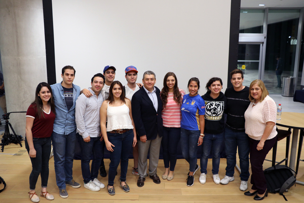 Alumnos del Semestre i Heineken cadena de valor, donde participa la profesora Susana Lazo, asistieron a la conferencia. 