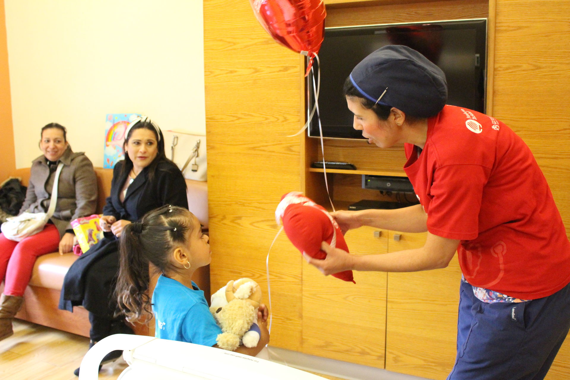 personal de TecSalud entregando regalos a pacientes