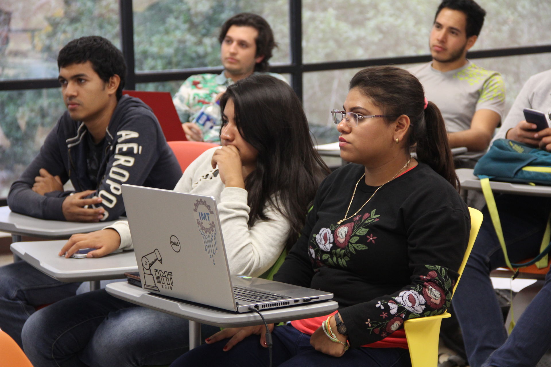 Alumnos en computadora