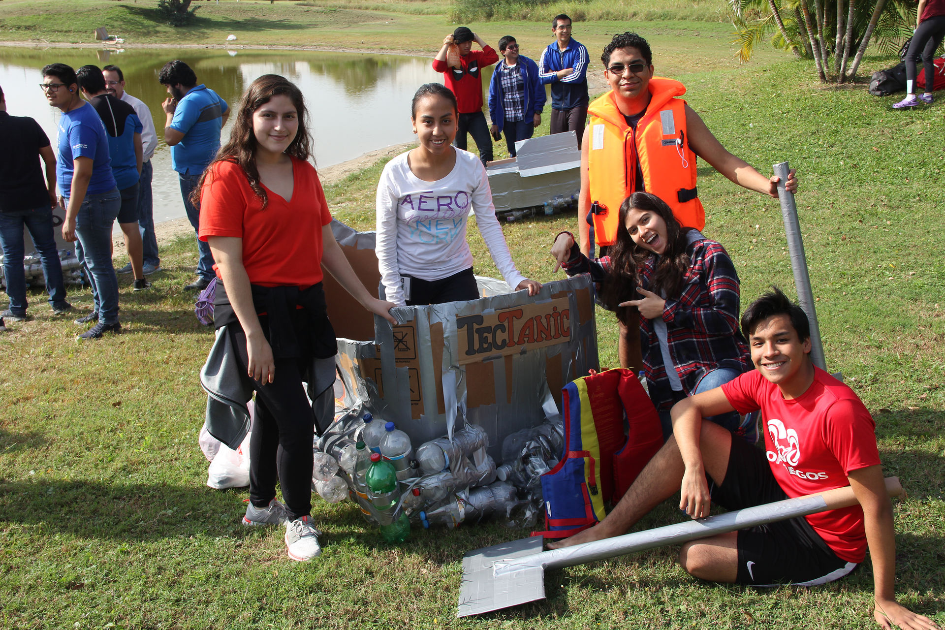 Alumnos con su embarcación