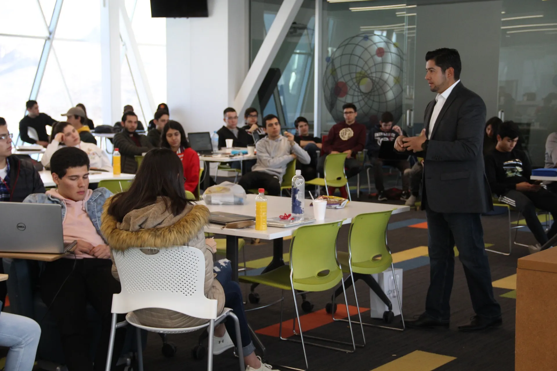 Los alumnos recibieron asesoria