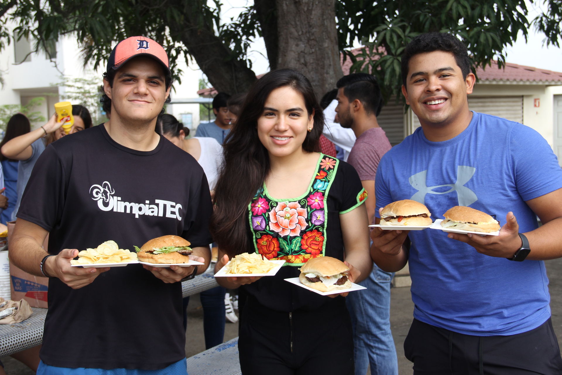 Jóvenes con hamburguesas