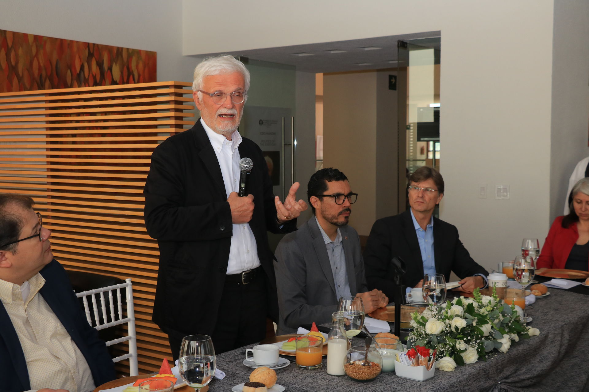 Ezio Manzini diseñador platica expertos Campus Santa Fe