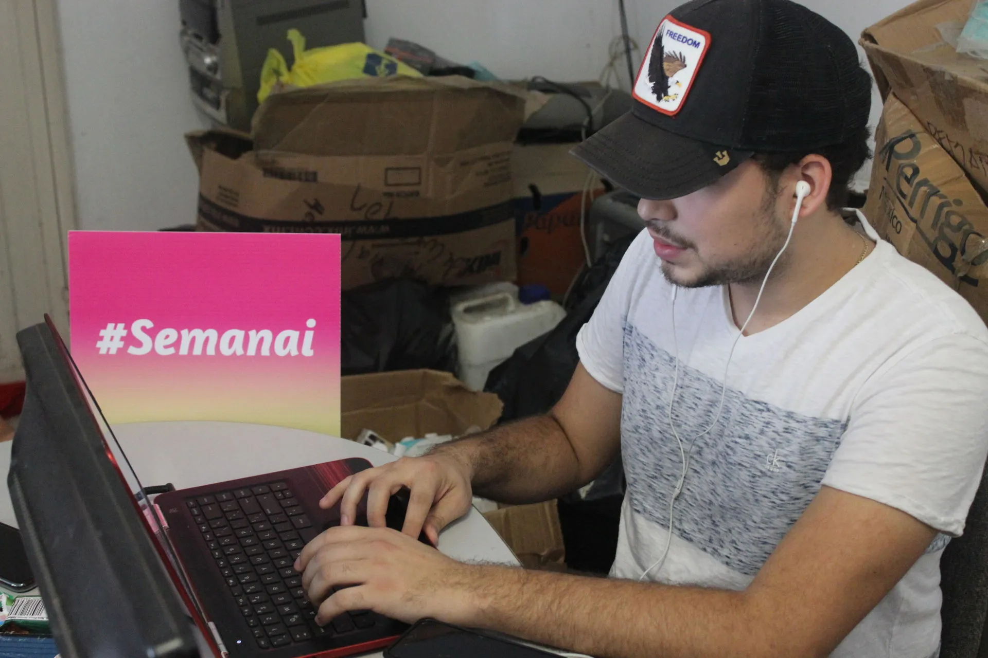 Alumno colaborando con el banco de ropa en semana i
