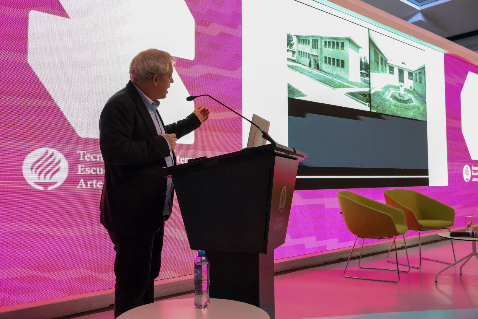 El arquitecto Luis E. Carranza expone a audiencia la obra del arquitecto Luis Barragán.