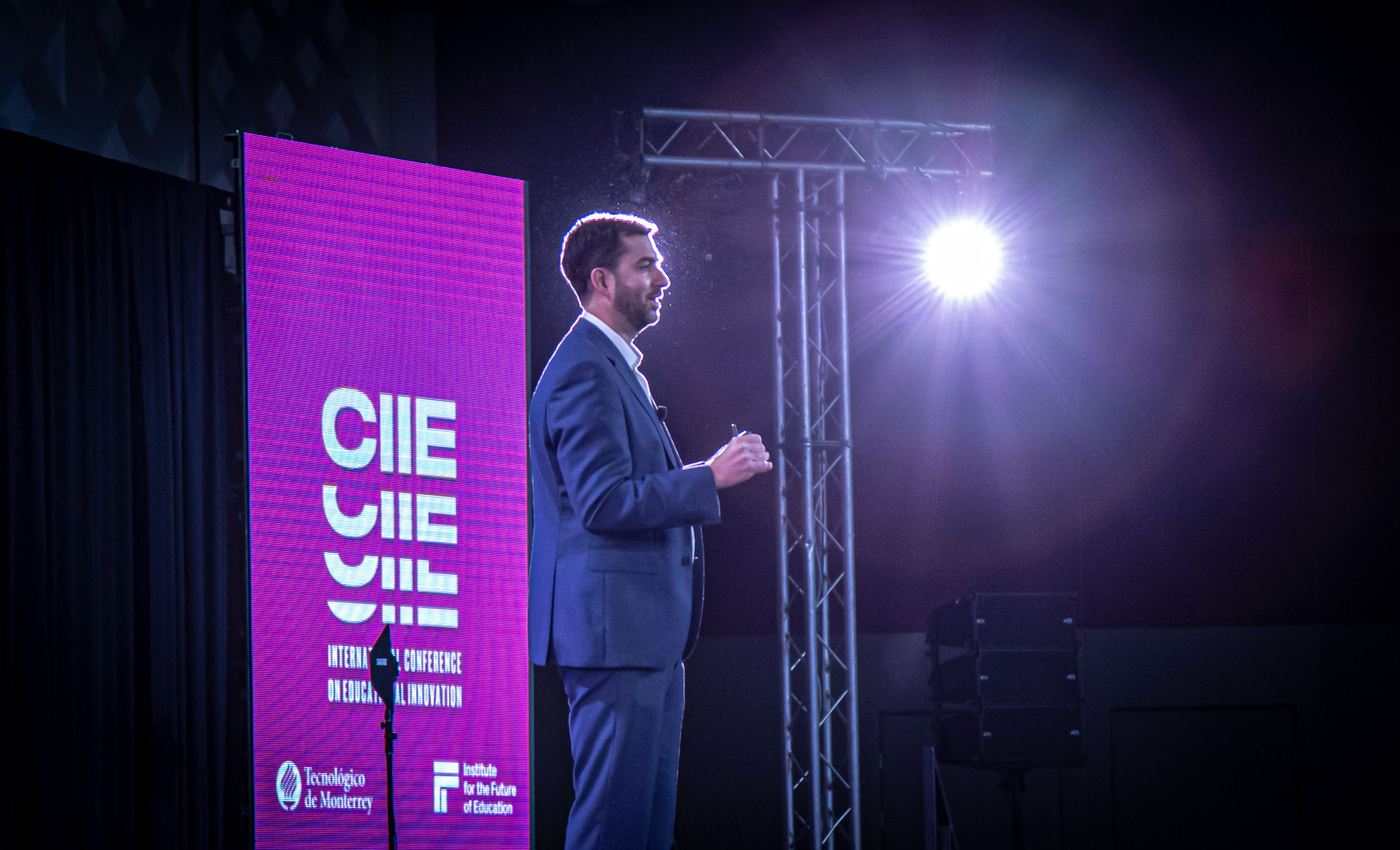 En su conferencia magistral, Juan Pablo Murra, rector de Profesional y Posgrado del Tec, expuso los ejes para la implementación del Modelo Educativo Tec21