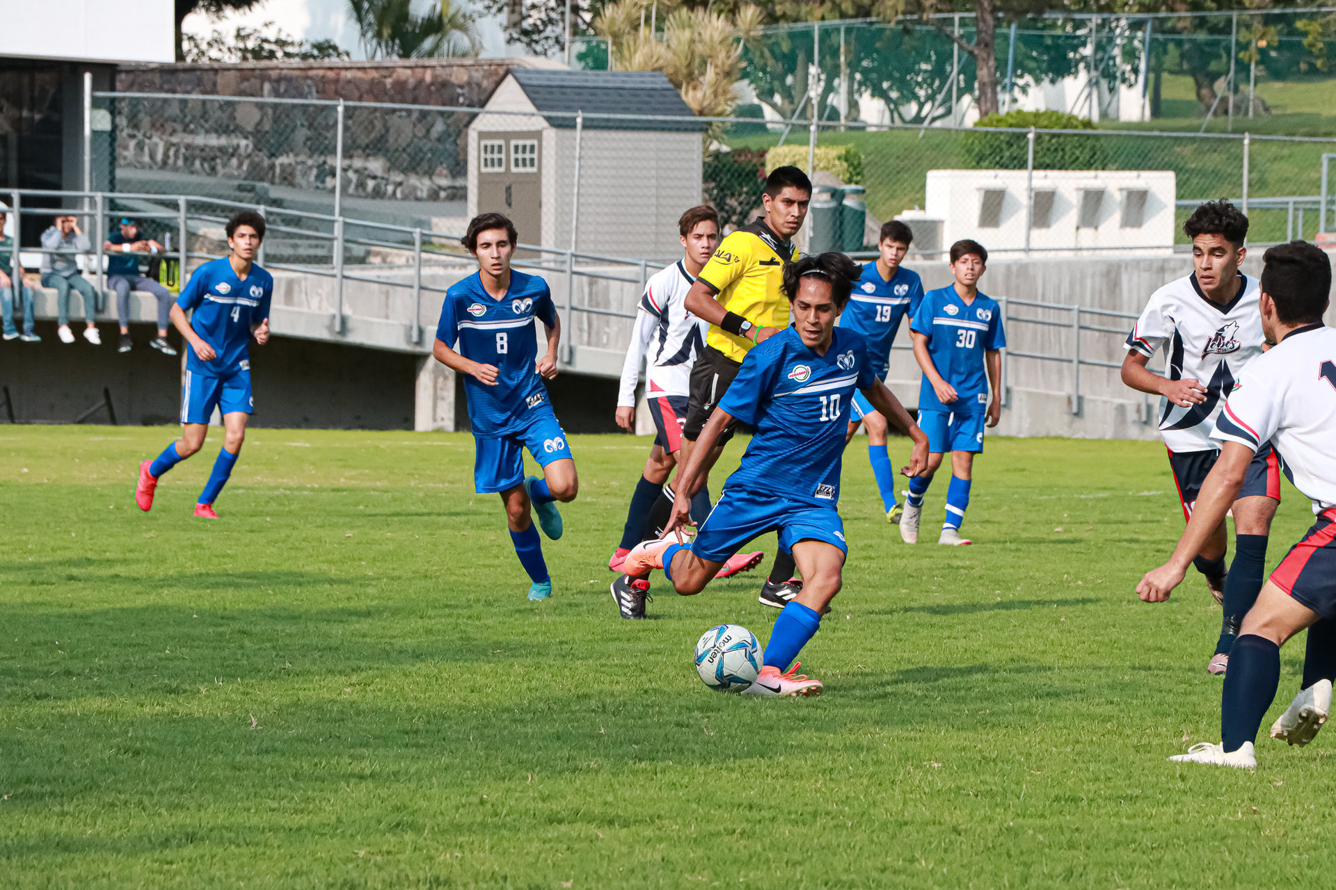 Santiago Barrientos anota dos goles para su equipo Borregos soccer. 