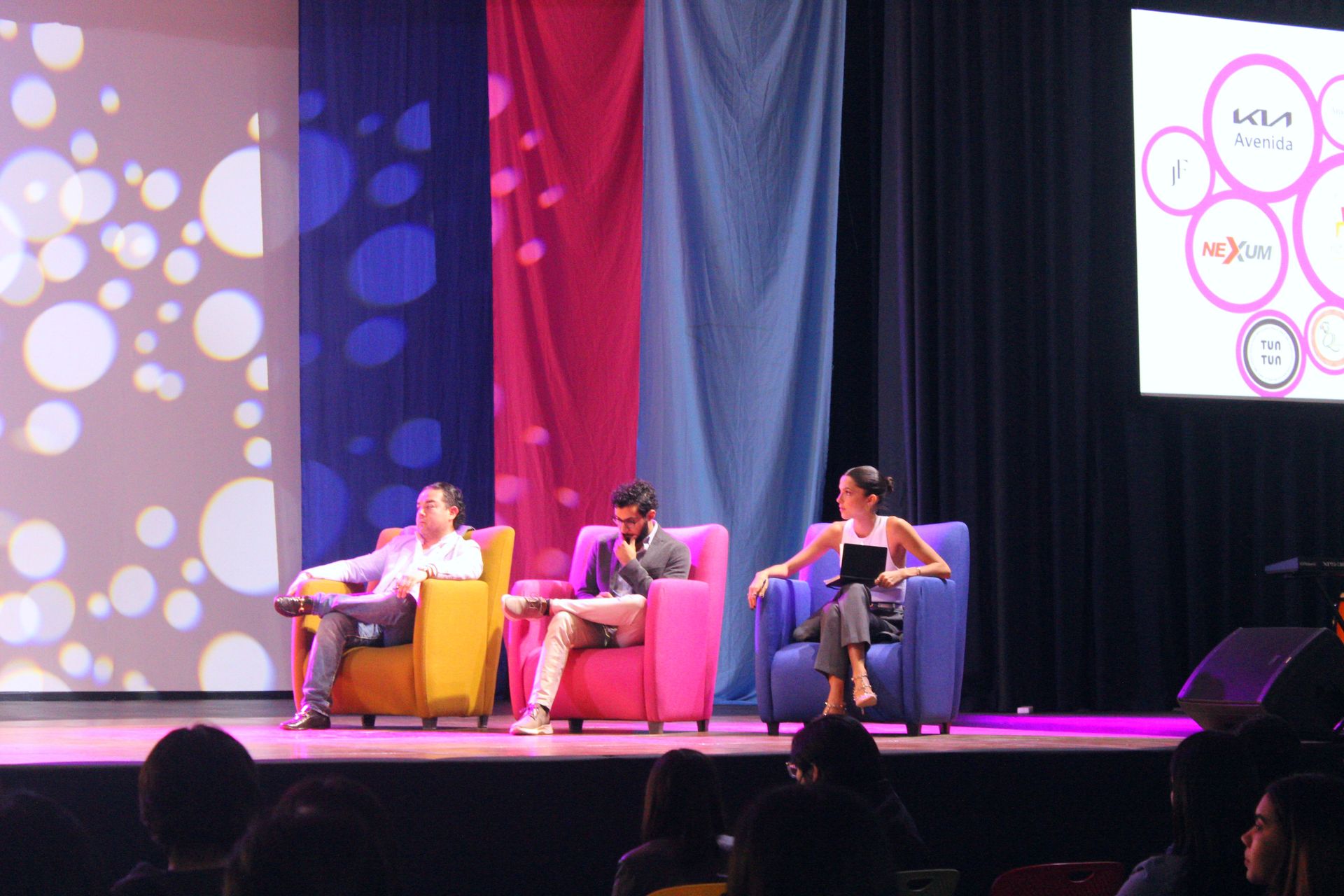 Eugenia Rodríguez y otros conferencistas hablando de su trayectoria al éxito.