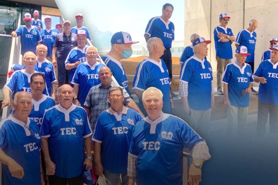 Reunión de egresados del campus Monterrey que jugaron beisbol portando los colores de la institución en la década de los 60 y 70.