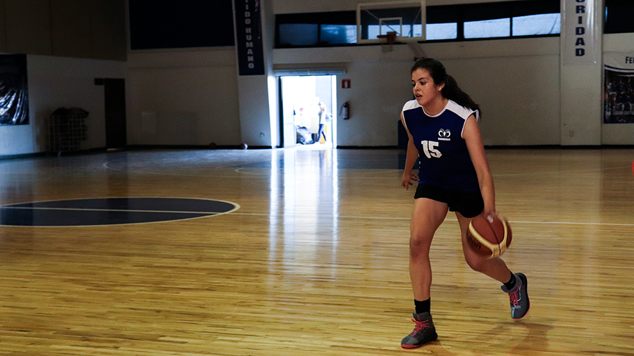 Ilse jugando Básquetbol