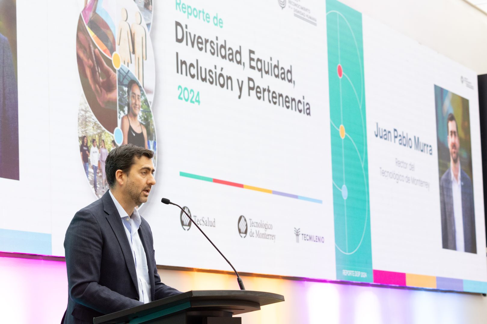 Rector del Tec de Monterrey habla en el evento de presentación del reporte de diversidad.