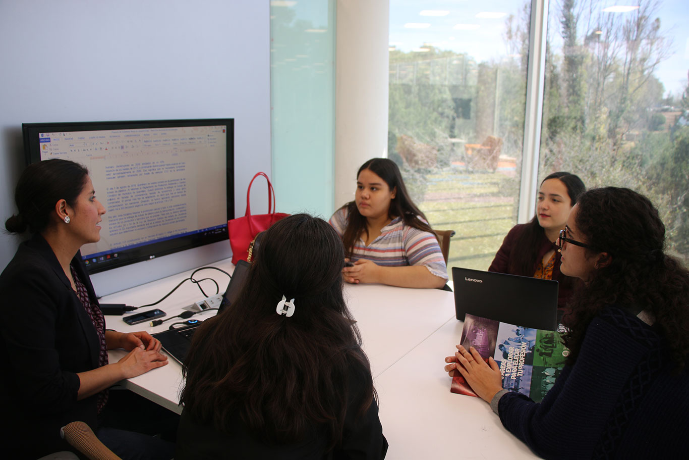 La maestra Carolina Menchaca guió a las alumnas.