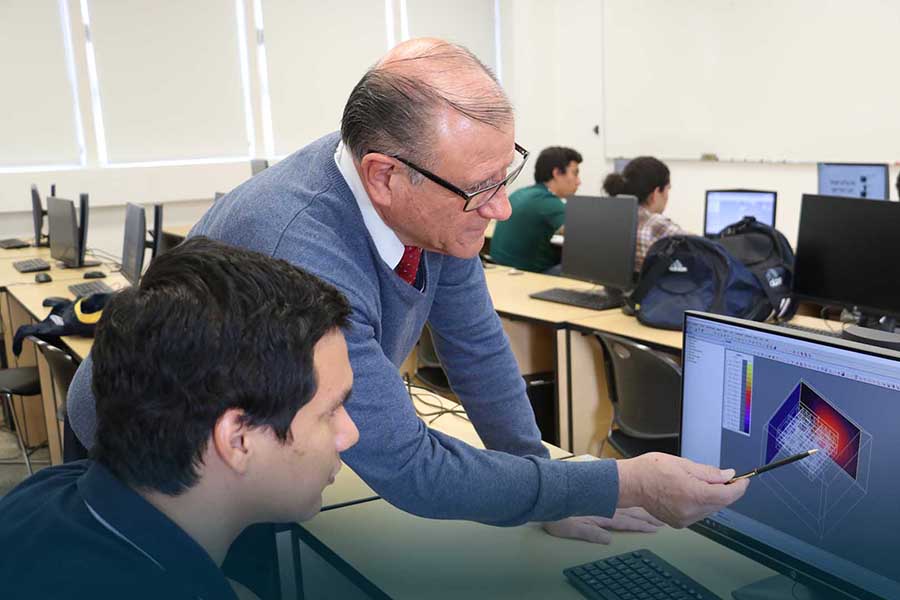 Foto interior alumnos con profesor en clase