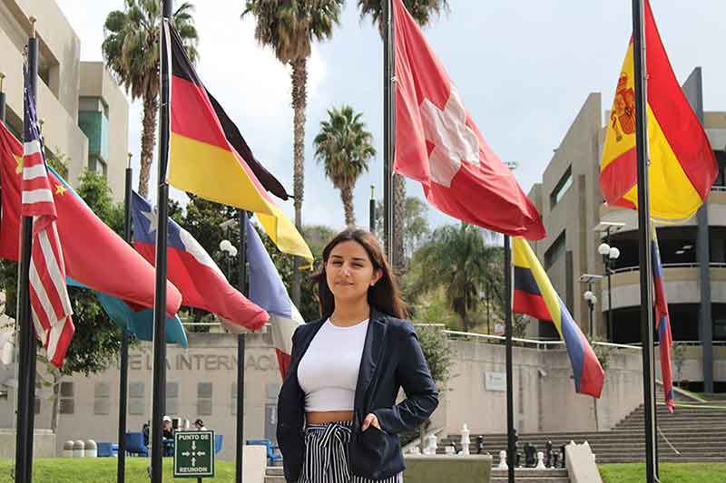 Daniela Borjas frente a la plaza de la banderas.