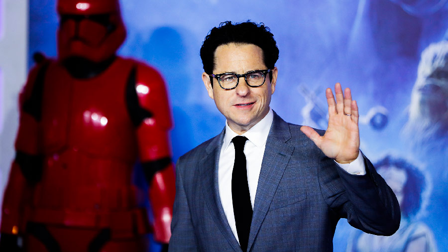 J.J. Abrams saludando